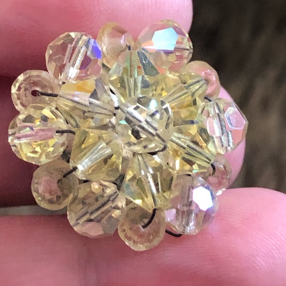 Vtg 60s gold aurora borealis bead cluster earrings - Picture 3 of 4